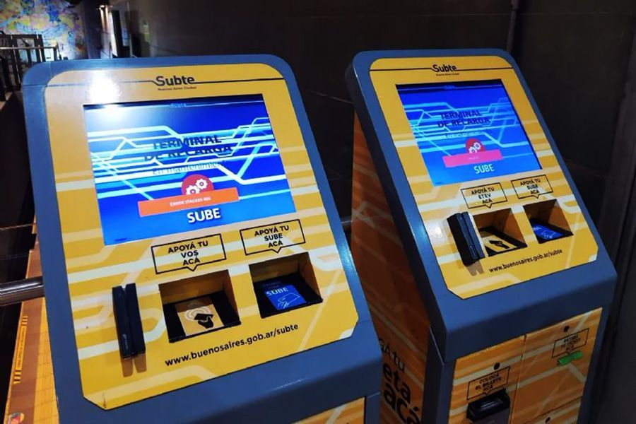 En las estaciones de subte podrás encontrar terminales de carga de la tarjeta Sube.